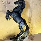 تمثال حصان أسود فاخر