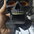 جمجمه اللون اسود عيون تعكس الضوء