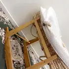 سرير وكرسي وأغراض بيبي