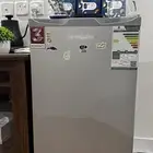 شاشة وطاولة وثلاجة