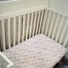 سرير اطفال بالمفرش وحواجزه
