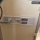 خزنه و جهاز كمبيوتر وشاشات وطابعات