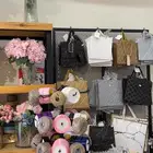 محل ورد للتقبيل او بيع اغراضه
