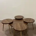 طاوله دائريه مع أربع طاولات خدمه صغيره