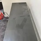 طاولة كمبيوتر و اثاث نظيفة جدا