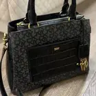 شنطة DKNY الاصليه من اراد الشراء يتواصل على الخاص