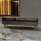 طاولة تلفزيون