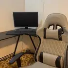 كرسي قيمنق وشاشه وطاوله للبيع