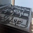 فرن شبه جديد فيه القزازه الاماميه مكسوره بس الاطار حقها ماج