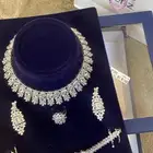 عقد كرستال مع جميع ملحقاته .اكسسوار