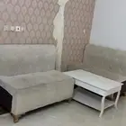 كنب مع طاوله وطاولتين خارجيه