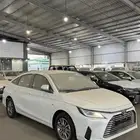 تويوتا يارس 2024 فئة Y شاشه كاميرا سعودي اللون ابيض لولوي