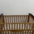 سرير اطفال قابل للرفع تحته رف تخزين