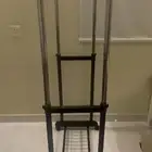 علاقة ملابس وعبايات