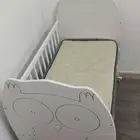 سرير مواليد لين عمر سنه جنب سرير الام ومعه 2 مراتب