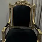 كرسي بتصميم ملكي
