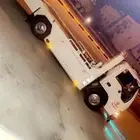 سطحه لنقل جميع السيارات
