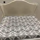 سرير مخمل ابيض