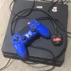 بلاستيشن 4 مستعمل معي 3 شغال معه يده و اسلك رقم