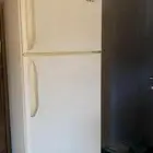 ثلاجة للبيع.
