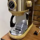 آلة قهوة صغيرة مع مطحنة