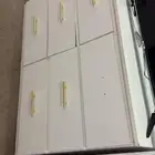 طاوله شاشه و دولاب خمس دروج وتسريحه. نظيفه جدا