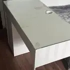 مكتب من ايكيا عليه زجاج فقط ونضيف