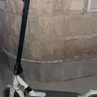 سكوتر كهربائي واقف