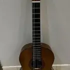 قيتار للبيع مقطوع وتر واحد فقط ومعاه شنطه وريشه