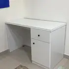 طاولة مكتبيه