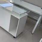 مكتب ابيض مع سكرتاريه