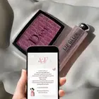 مصممة جرافيك