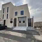 للبيع شقه ارضيه 6 غرف مع حوش وبايكه من 570 الف ابها