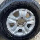 للبيع اربع جنوط مع كفرات مقاس 17