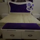 غرفة نوم مع الستاير