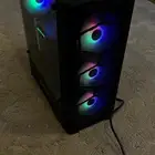 pc مع ثلاث شاشات