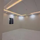 للبيع شقة كبيره دور اول مع سطح خاص بموقع مميز