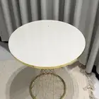 طاولة غرفة نوم ايضا غرفة صاله وزينه عليها سوم