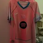 تيشرت برشلونه الوردي 2026 مقاس ميديم ( M ) نسخه الجماهير