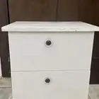 كومودينه بيضاء فيها درجين