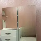 تسريحه مع مرايتين سحب مع ارفف خلف المرايا
