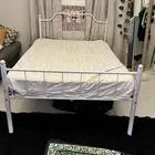 سرير حديد أبيض مع مرتبة __شبه جديد