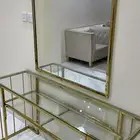 مدخل مع مرايا وطاولة