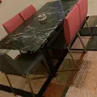 طاولة طعام استعمال قليل