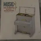 علبه موسيقية جميله على شكل بيانو كلاسيكي مع راقصه باليه