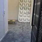 غرفة للإيجار وحمام