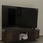 شاشة LG للبيع مع الطاولة