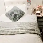 سرير فندقي فاخر تصميم ايكيا مع مرتبة مريحة و لباد