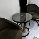 طاولة وكرسيين