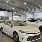 تويوتا كامري 2025 هايبرد فئة LE بانوراما سعودي ابيض لولوي